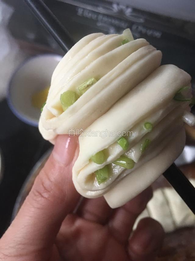 放入筷子上，底部两头用力捏起来，然后筷子顺时针转一圈，轻轻抽掉筷子