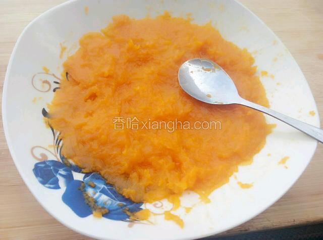 蒸熟后待稍凉，用勺子压烂
