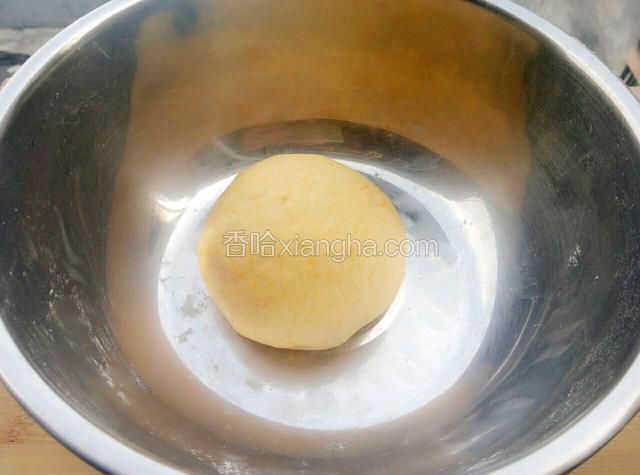 用手揉成光滑面团，醒上20分钟