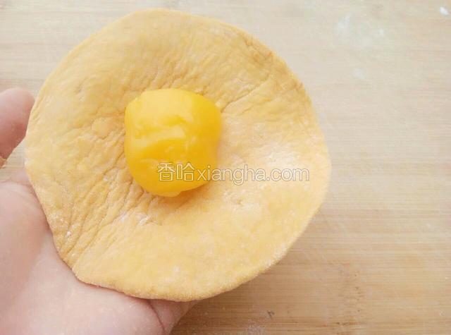 取一块皮，放进奶黄馅