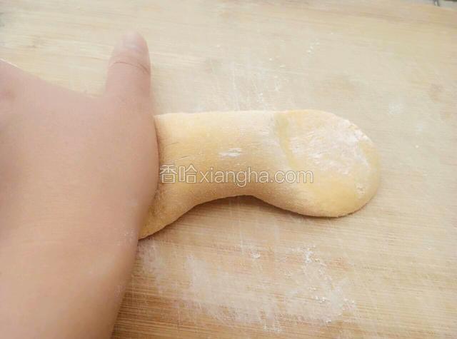 用手掌压扁两端