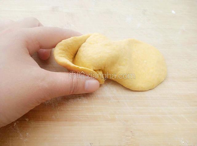 用食指跟拇指，把压扁的部位往中间推动