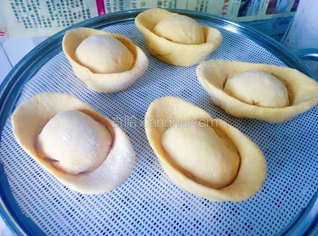 全部做好的金元宝（奶黄包）上锅醒15分钟