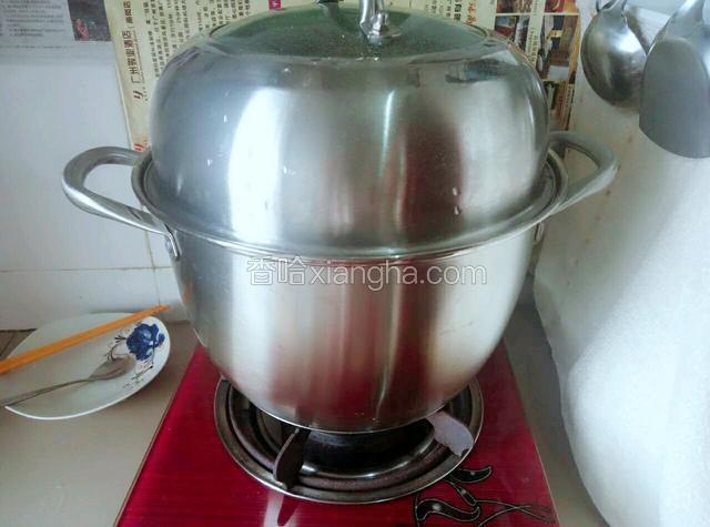 15分钟后，开大火蒸15分钟即可关火，再闷3分钟再揭盖