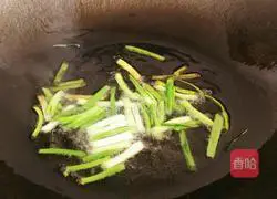 Illustration of how to make scallion, carrot and fried rice 7