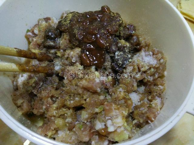 肉馅倒入容器中，加入所有的调料拌均匀，调料在主料中写的很完整