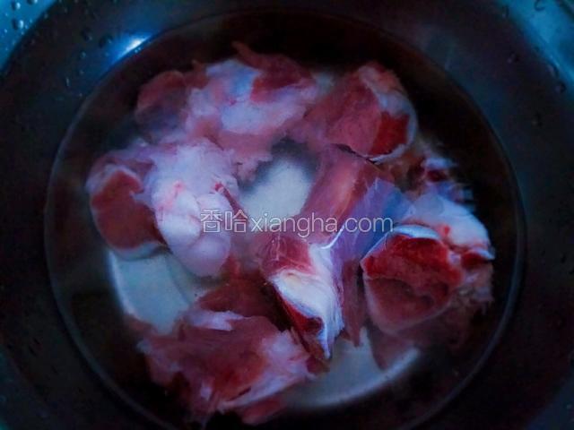 猪腿骨剁成块，用冷水浸泡20分钟，中途换水2次去除血水；
