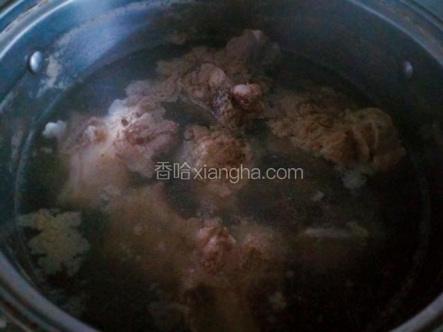 猪腿骨冷水入锅，加入黄酒烧开，焯水捞出，洗净浮沫；