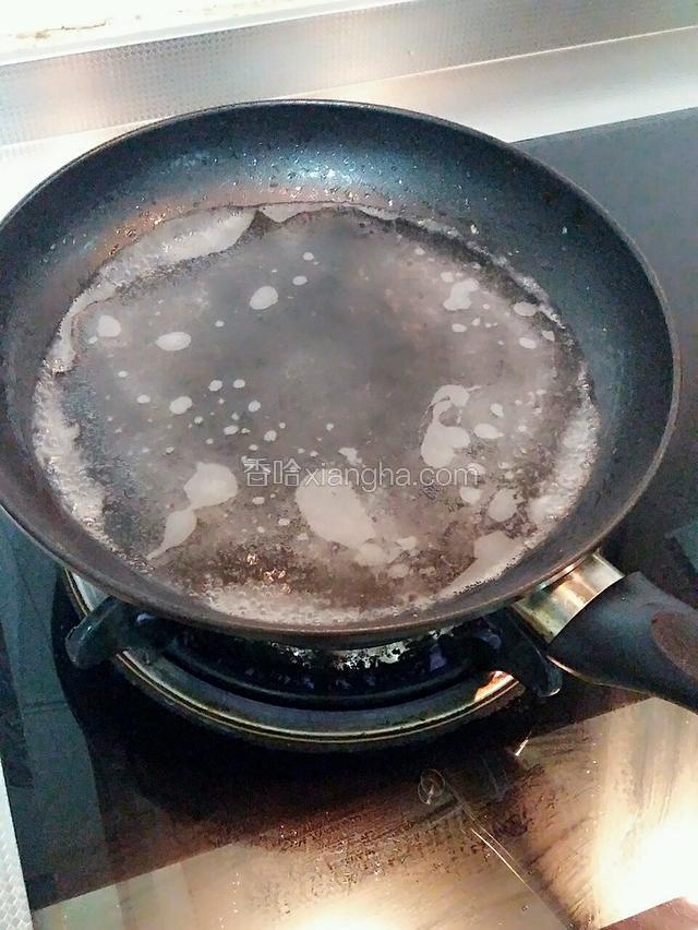 锅中放水 水开根据自己的口味放白糖 建议甜一些