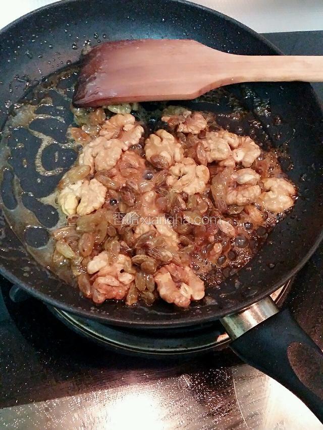 熬到糖起大泡变黄色时 放核桃仁 葡萄干 翻炒