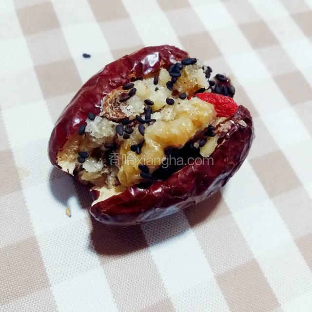 趁热加入枣中 沾上芝麻和枸杞