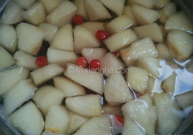 煮20分钟后放入樱桃
