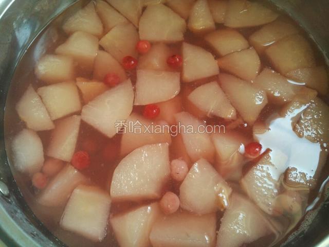 看着梨透明了，樱桃汁也都出来了，关火凉透即可食用