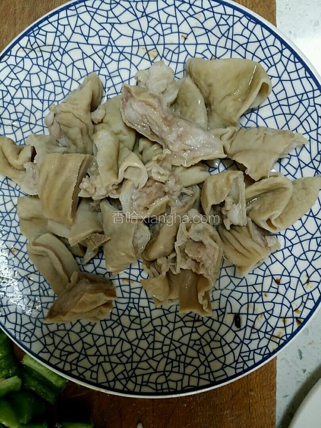 捞出肥肠备用