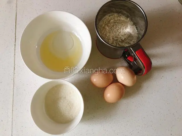 材料称重。鸡蛋最好是室温的，冷藏过的鸡蛋就提前拿出来。