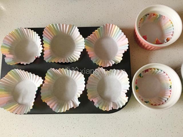 烤箱170度预热十分钟。模具提前放入纸杯。