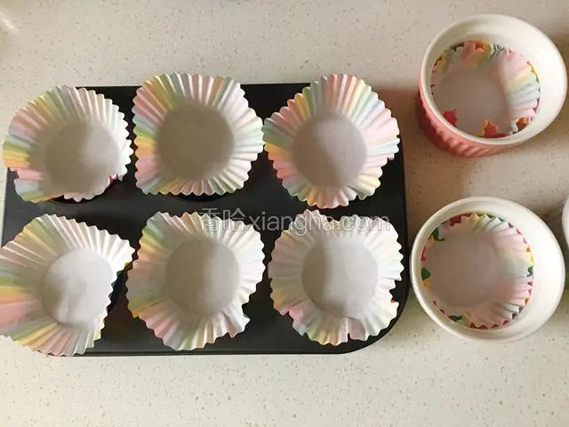 烤箱170度预热十分钟。模具提前放入纸杯。