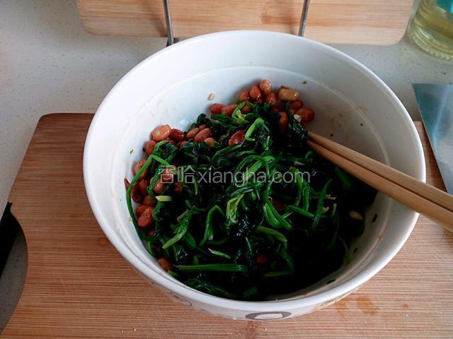 拌完放置一小会，让调料和食材味道充分融合。