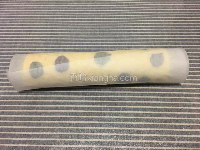 然后慢慢的卷起来，放一边定型半小时夏天就放冰箱冷藏半小时