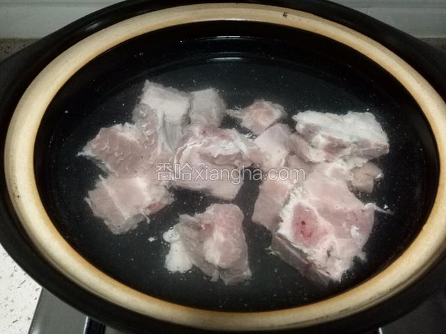 排骨冲洗干净剁成小块。锅里添加适量的水放入排骨。