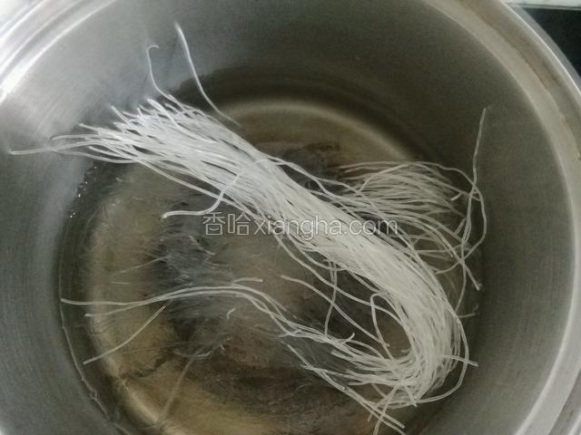 干粉丝用温水浸泡20分钟，开水焯一分钟捞出；