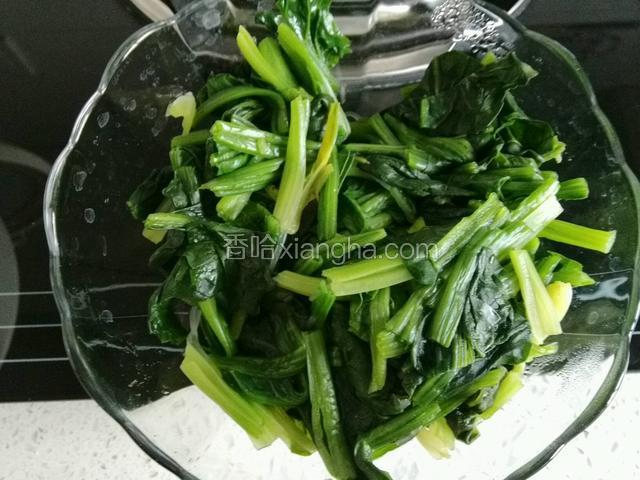 菠菜稍稍攥一下水分；