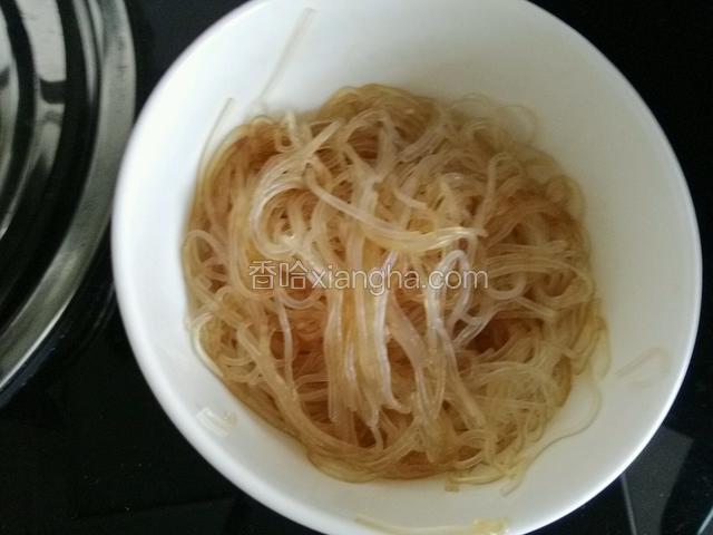 粉丝加入生抽、腊八醋入味十分钟；