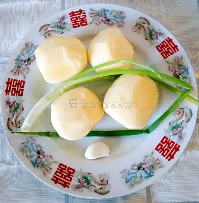 将土豆，葱，大蒜去皮洗净。
