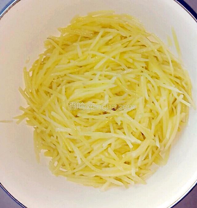将土豆用插板插成丝。