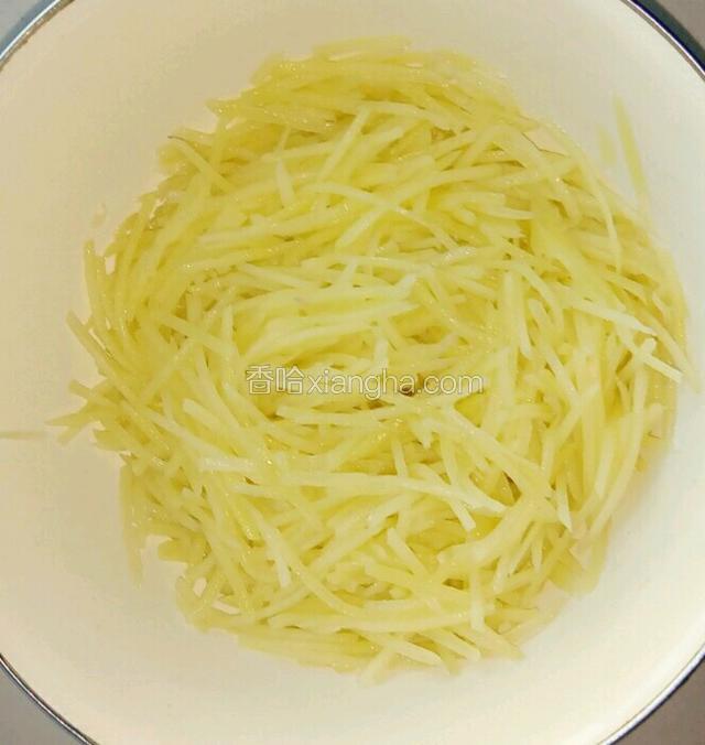 将焯好的土豆丝，放入小盆内。