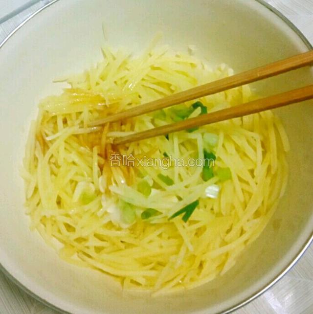 用筷子拌匀。