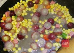 玉米炒葡萄的做法图解5