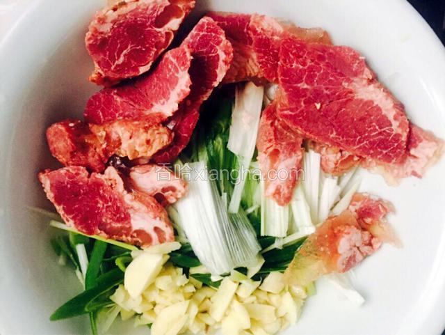 将切好的葱、蒜、牛肉片放入大点的盆里