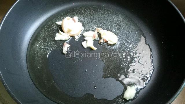 起锅热油，放入适量盐晕开，放入蒜头煸香。