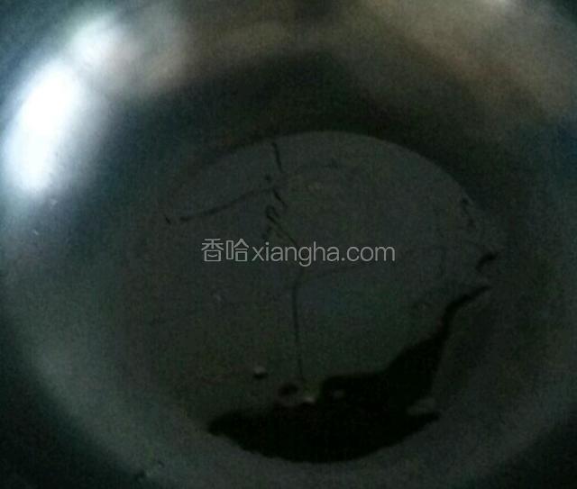 炒锅倒入豆油。