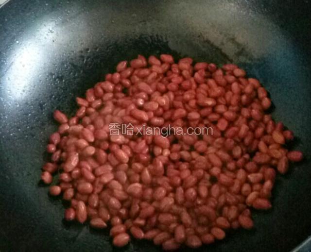 不用等豆油烧热，直接倒入花生米。