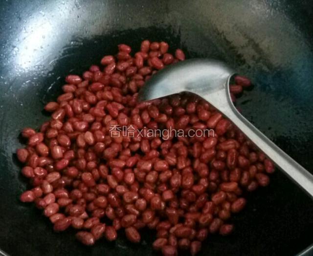 调小火，用勺子不停翻炒。