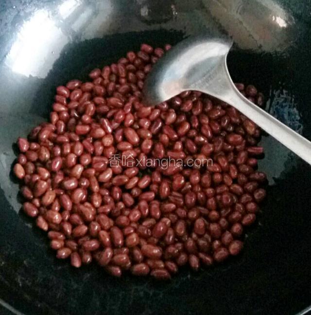 听着噼啪声停止立刻关火。这时候花生米就炒熟了。