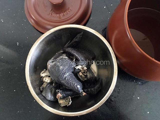 将乌鸡洗净（买收拾好的），切成大块，凉水入锅，水开后滚5分钟，捞起，用水洗净，沥干水。