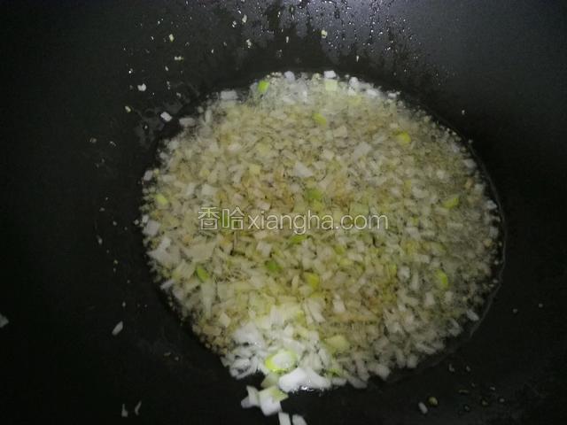 锅内倒入油烧热爆香葱姜