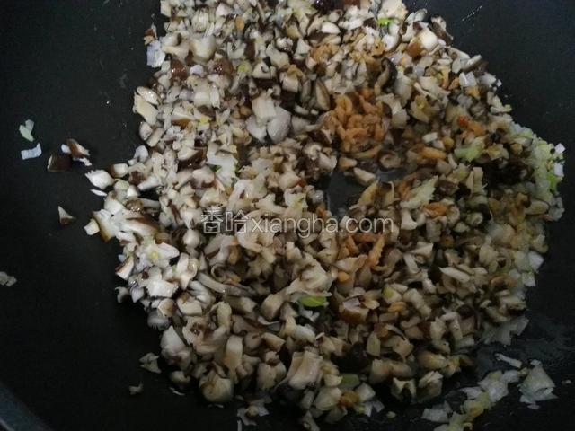 倒入海米，香菇翻炒