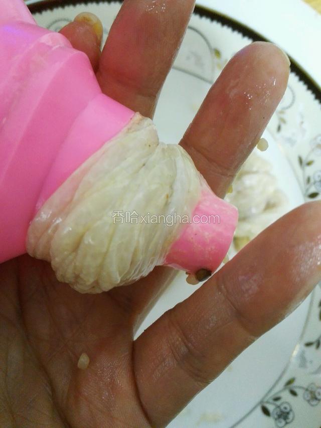 肠衣洗净尾端打结，漏斗套牢另一端