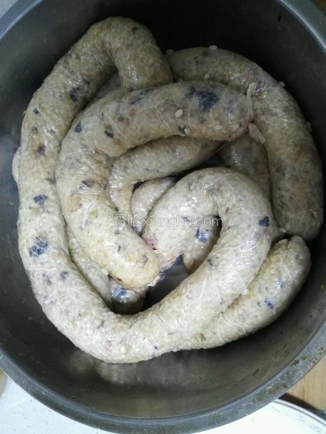 全部灌完用棉绳绑起来收口并用棉线分割成节（不可以装的太满，以免蒸熟后爆开）
