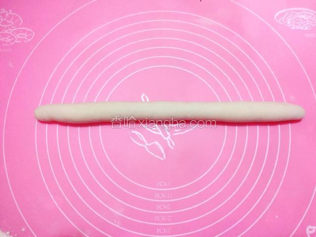 面粉醒好后，再揉几分钟，然后搓成长条