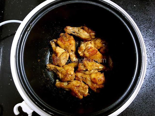 中途可以打开电饭煲给翅根翻个面。程序结束后，打开电饭煲，翅根已经脱骨啦，汁液也收干了。