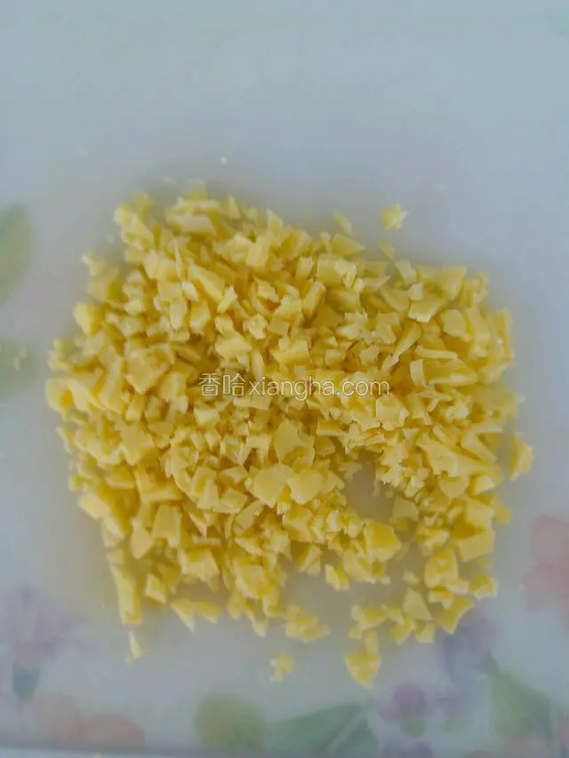 马苏里拉芝士切碎，待用。