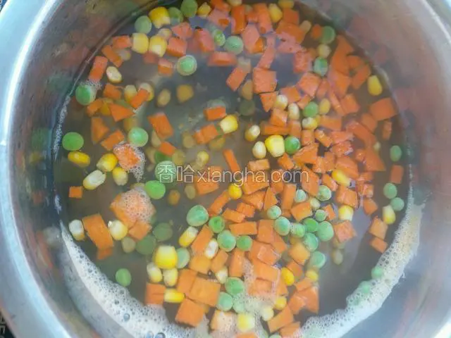 胡萝卜切丁跟青豆一起水煮一小会儿，因为我家的玉米是冷冻的所以我也一起水煮了。