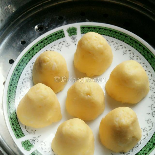放入蒸笼，大火上汽后，蒸十五分钟即可。
