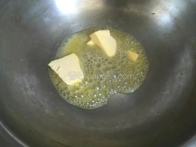 炒锅小火加热，放入黄油融化。