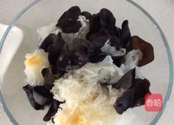 凉拌双耳西兰花的做法图解2